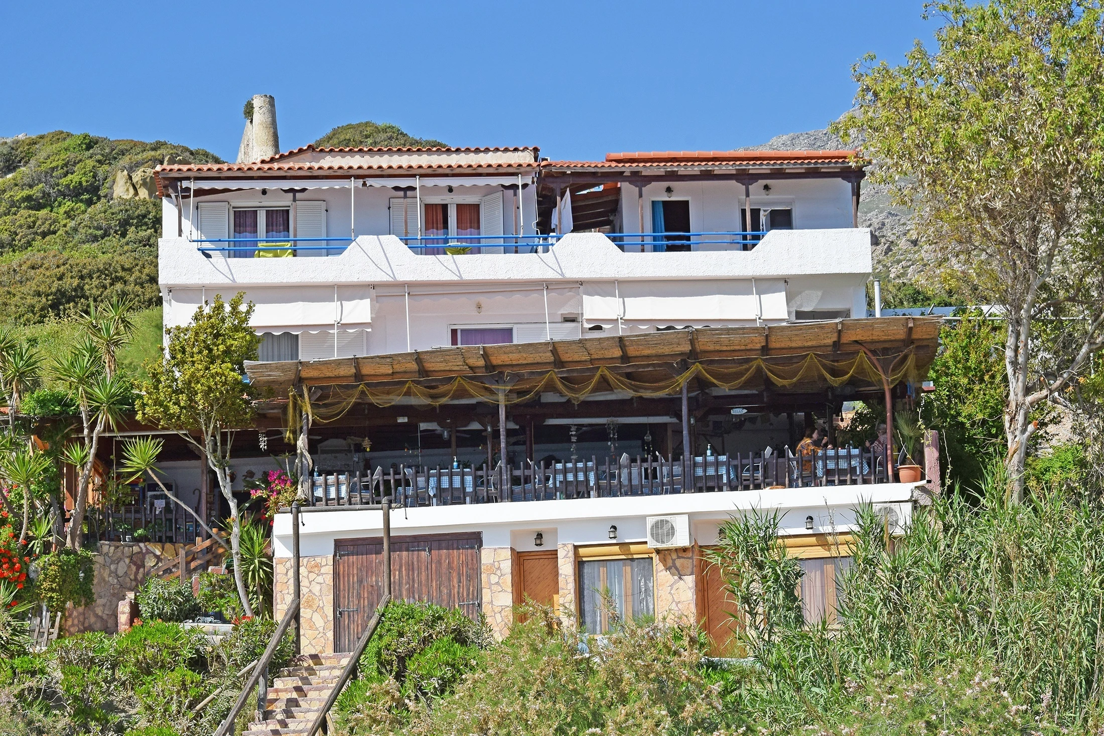 ligres-taverna-seafood-with-a-view-of-the-namesake-beach-discover-crete
