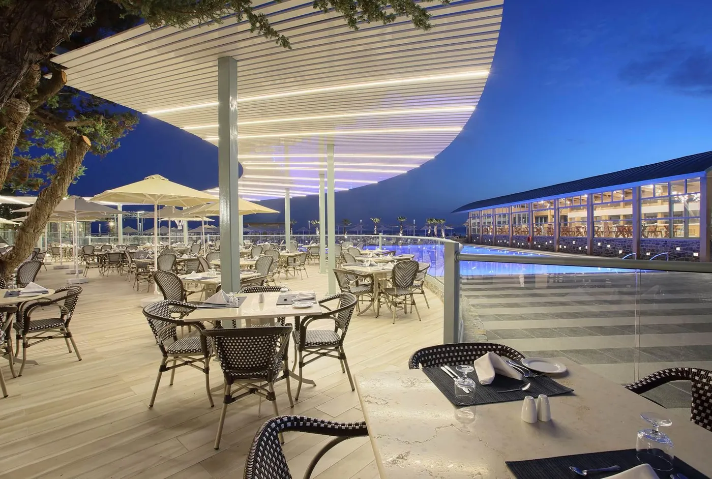 Μοναδικά εστιατόρια εκεί που σκάει το κύμα στο Arina Beach