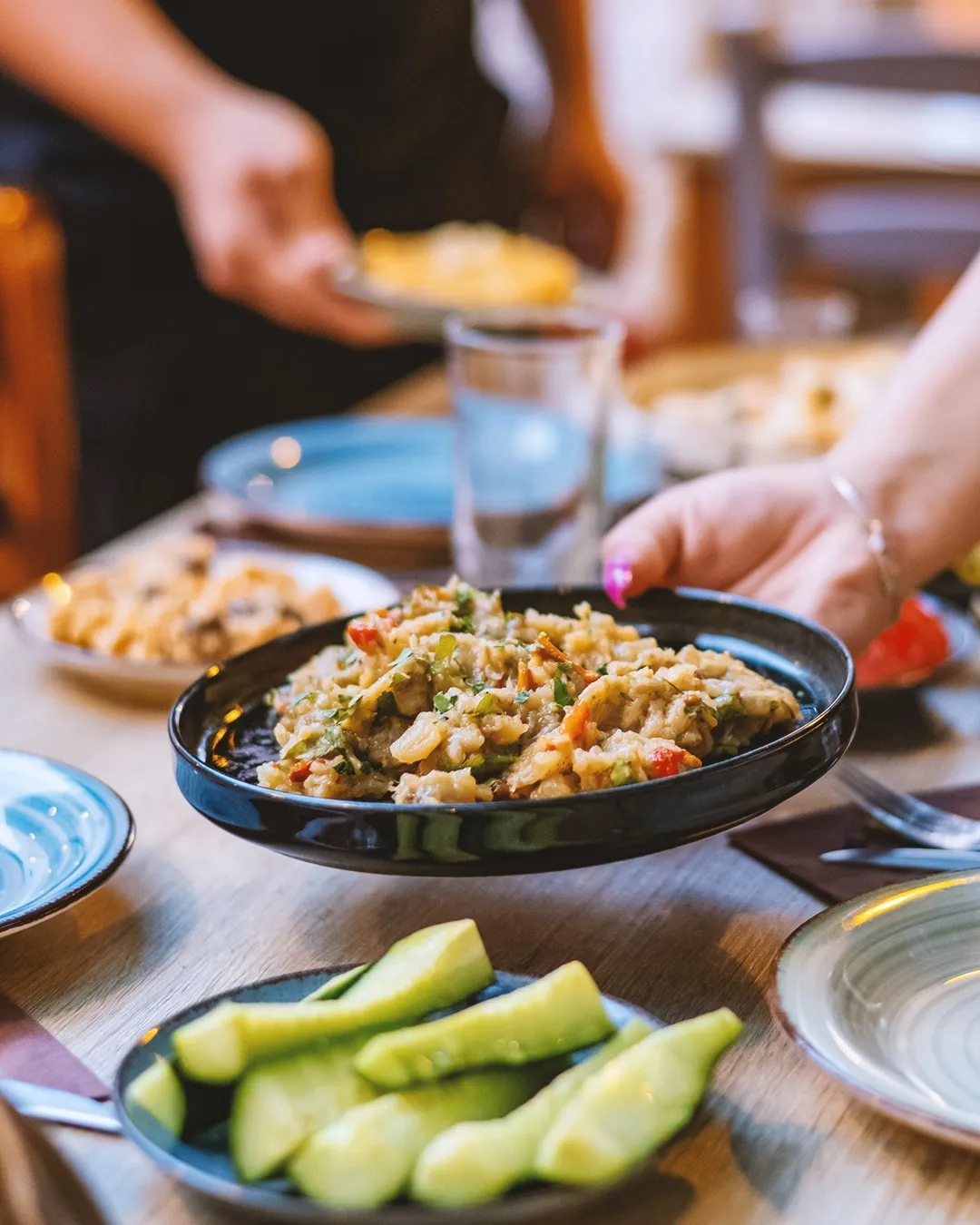 Μπακαλόγατος: Παραδοσιακοί μεζέδες σε ένα αυθεντικό σκηνικό στην Ιεράπετρα