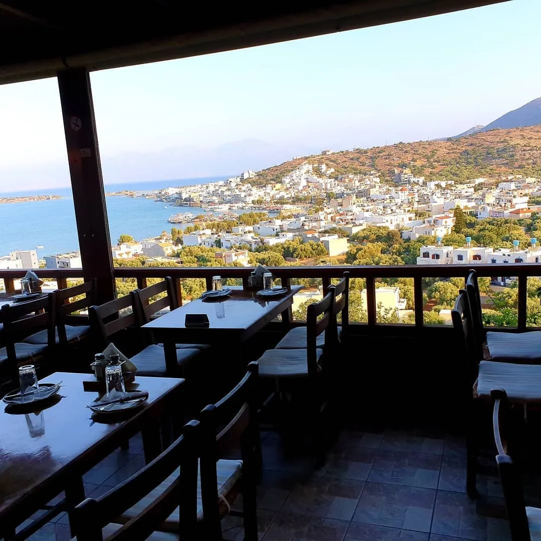 To Rakadiko tou Kamari: Traditional meze with a breathtaking view