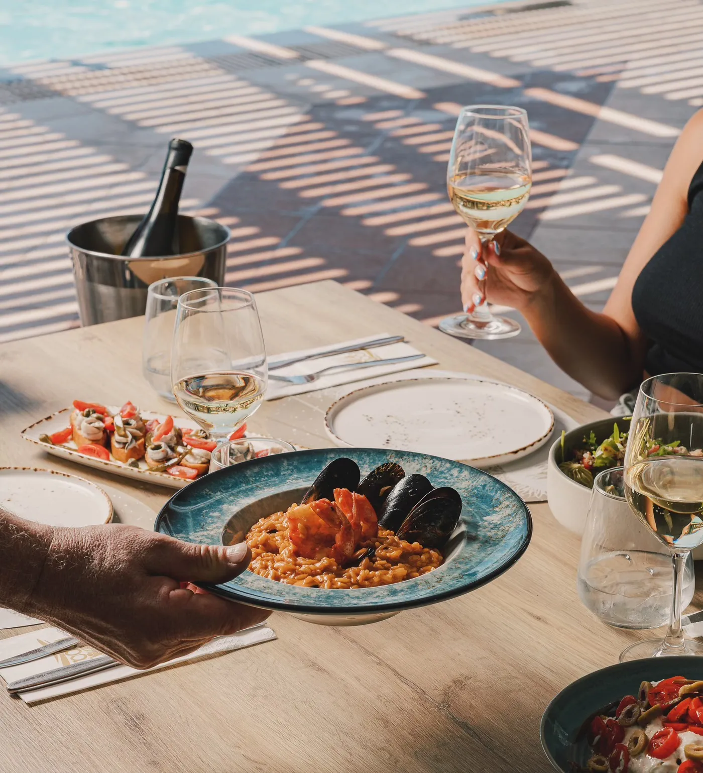 Κοράλλι: Απόλαυση δίπλα στην θάλασσα ή την πισίνα στο Κουτσουνάρι