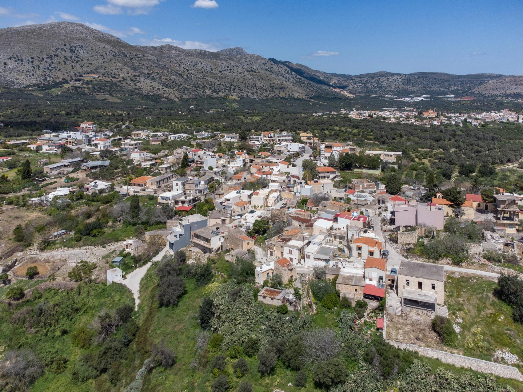 Το χωριό Μονή με τις πολλές εκκλησίες και τους ήρωες!