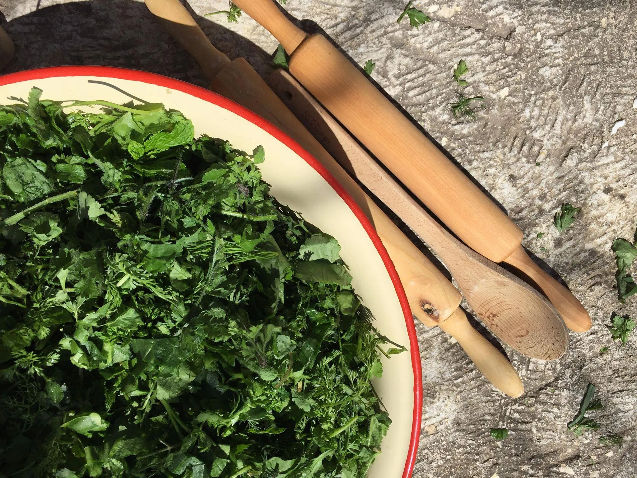 Πίτα με γιαχνερά χόρτα στον φούρνο