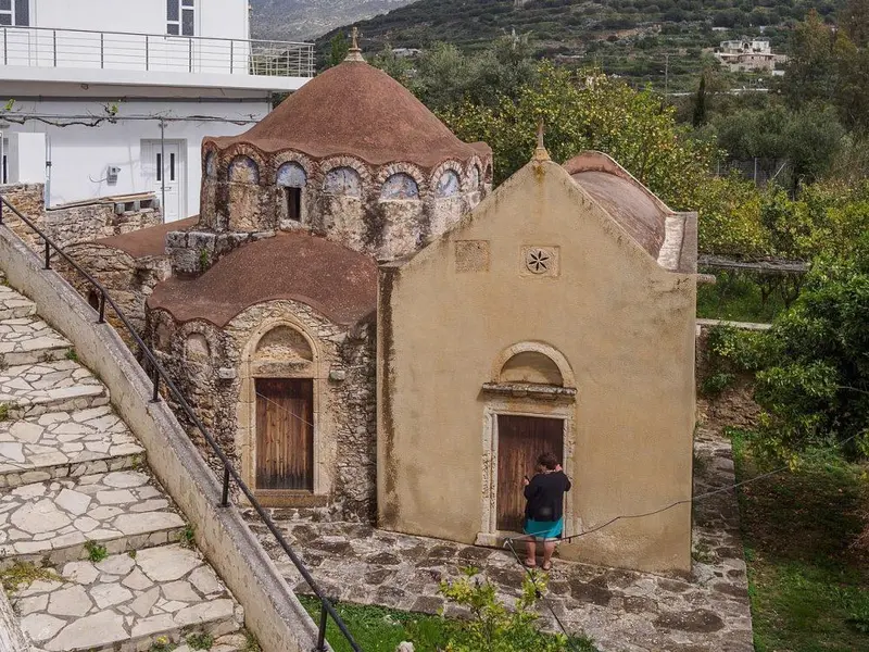 Episkopi: A Welcoming Square and Archaeological Marvels