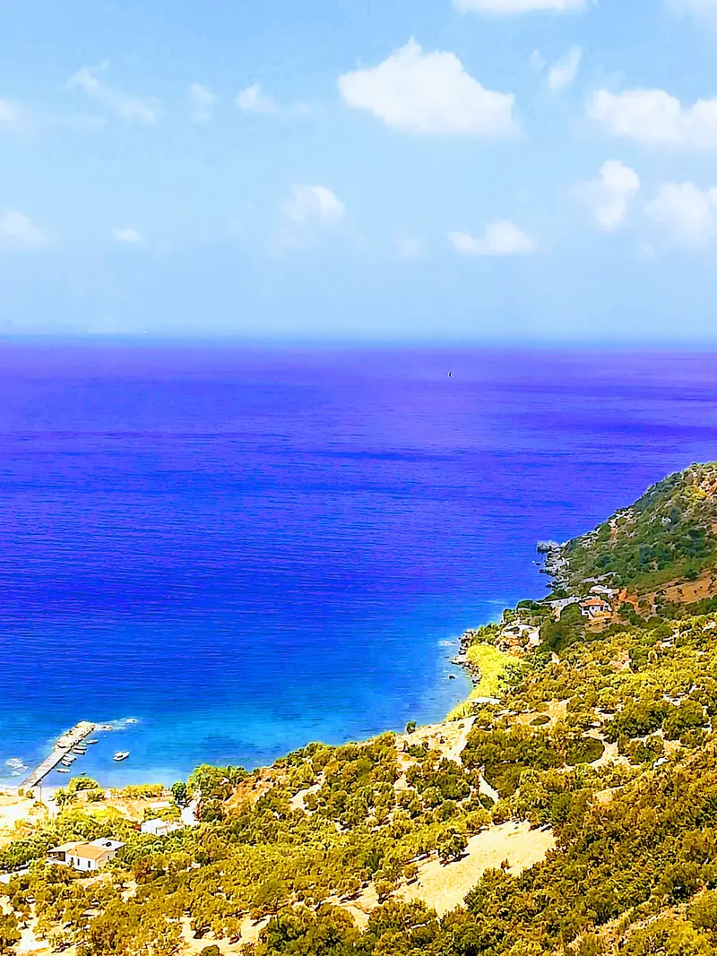 Ravdoucha Beach: Serene Diving in a Quiet Village