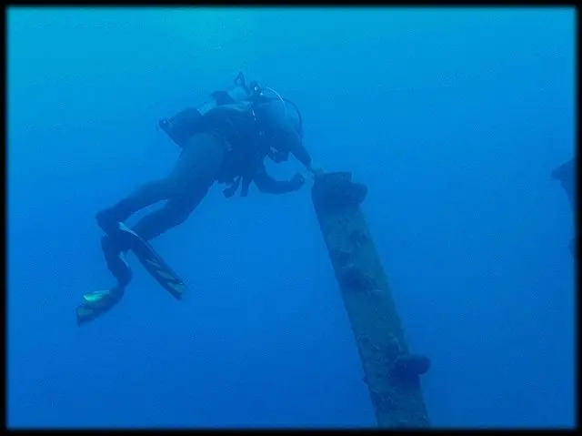 Omega Divers: Exploring a Wreck!