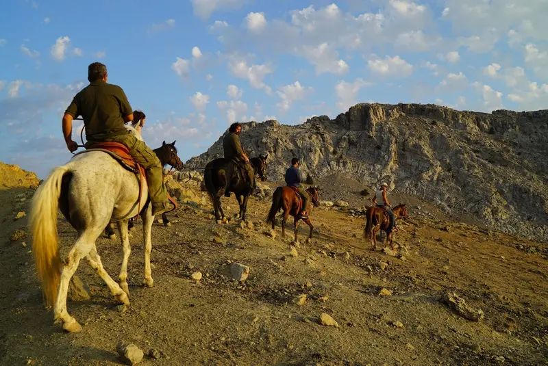 Θαλόρη: Ιππεύστε από τα Αστερούσια στα Σιδερόσπηλια