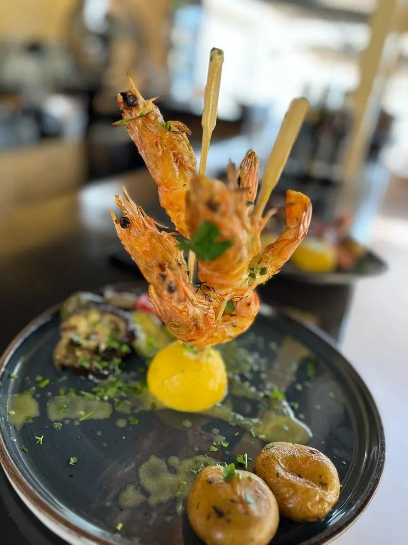 Θέα Θάλασσα: Φρέσκα θαλασσινά και ψάρι με θέα το κάστρο Φορτέτζα