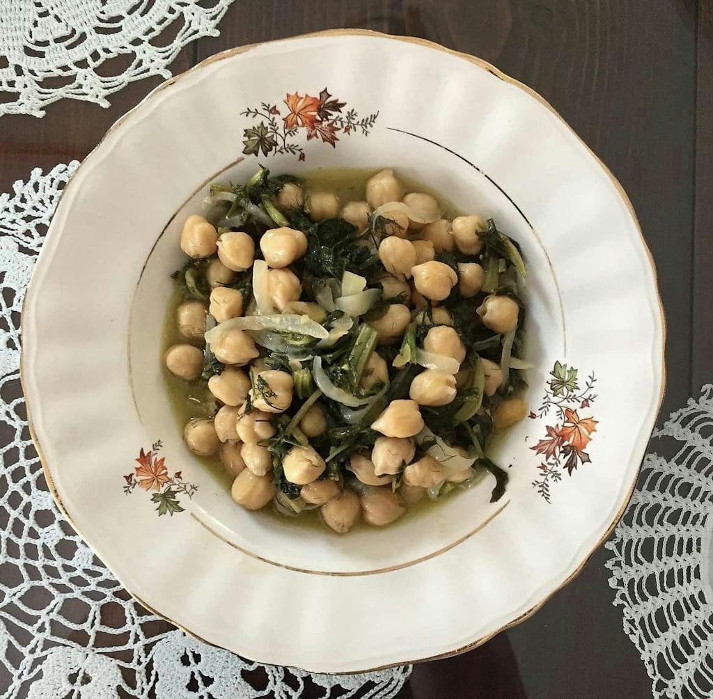 Chickpeas with Yachnera: A Delightful Dish