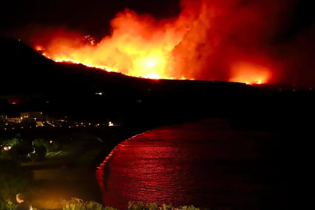 Ιεράπετρα: Η πυρκαγιά έφερε εκκενώσεις καταλυμάτων