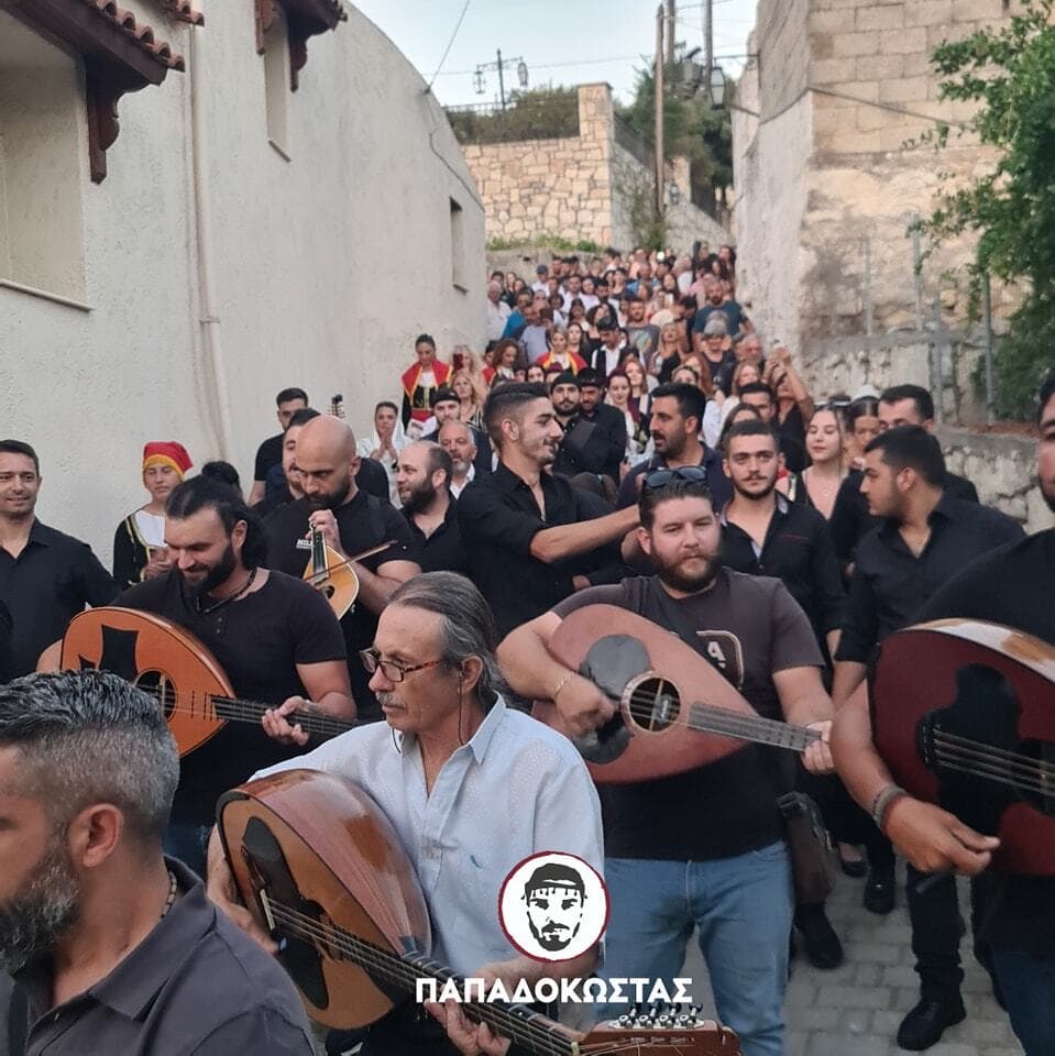 Πατσίδες: Καντάδα σε όλο το χωριό!