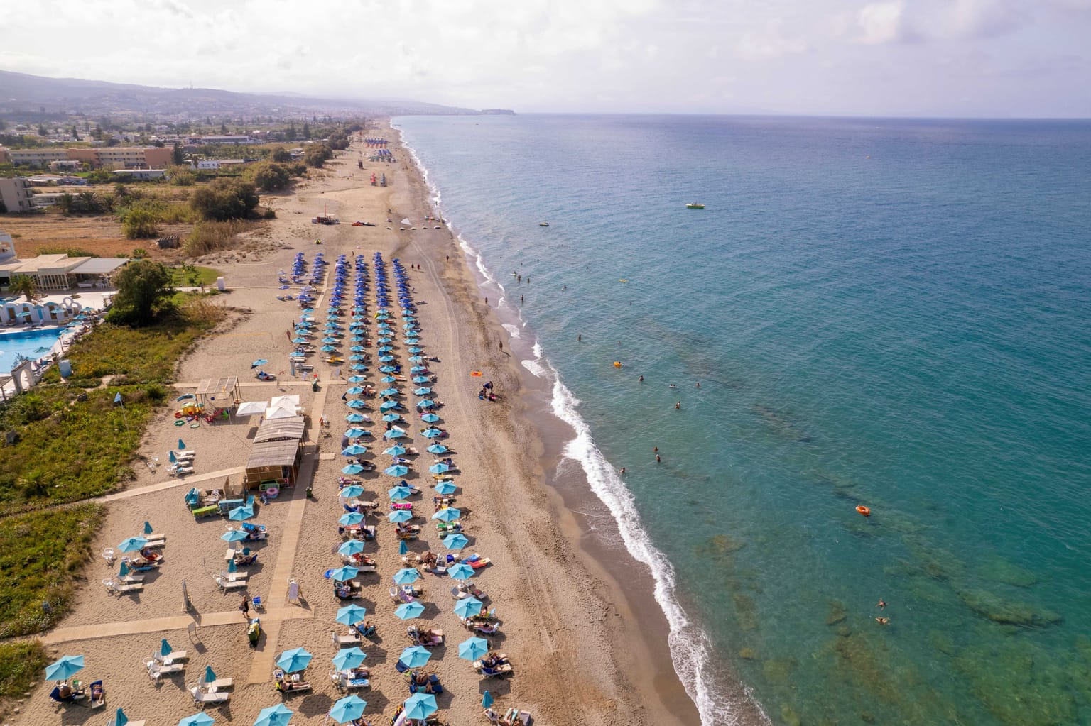 Adelianos Kambos Beach: A Sandy Haven with Abundant Amenities