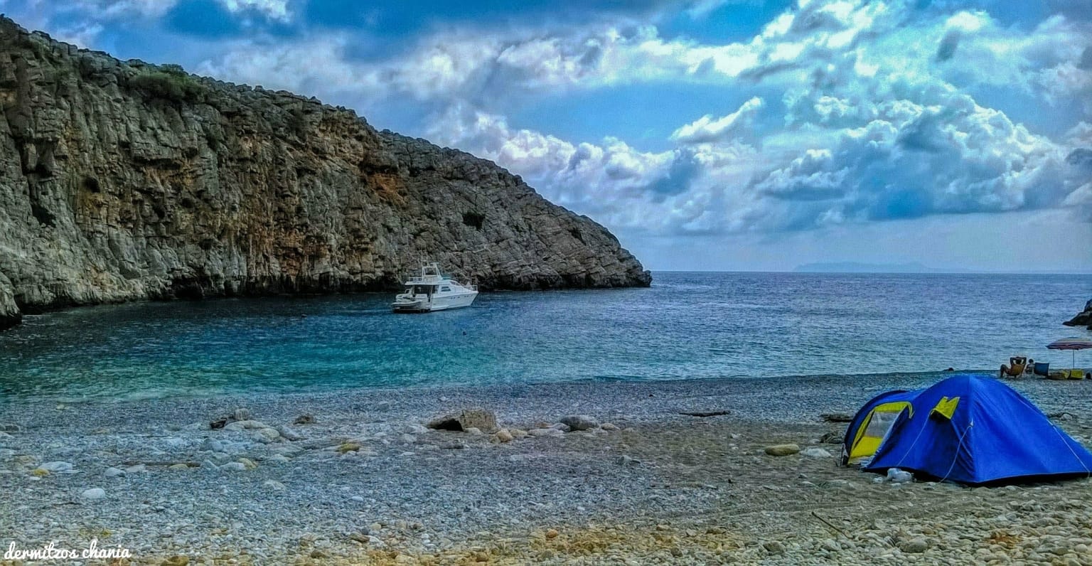 Μένιες: Κρυστάλλινα νερά, μαγευτική θέα