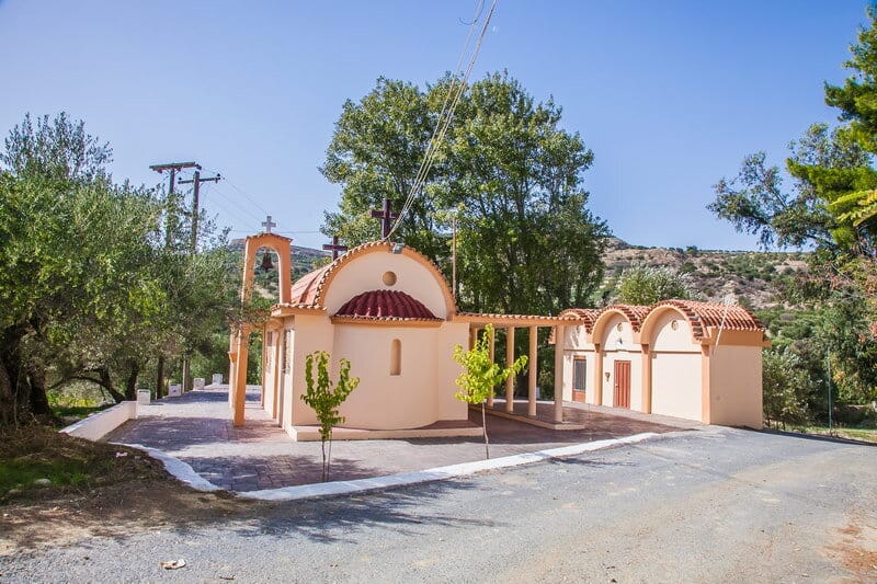Πάρτιρα: μία πλατεία με σκαλιστή βρύση