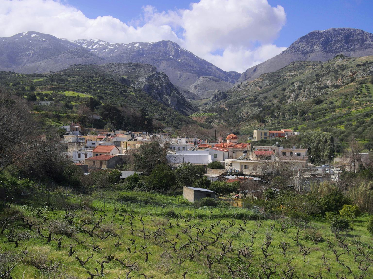 Το μαρτυρικό χωριό Σάρχος, με το σπήλαιο και την καταπράσινη κοιλάδα