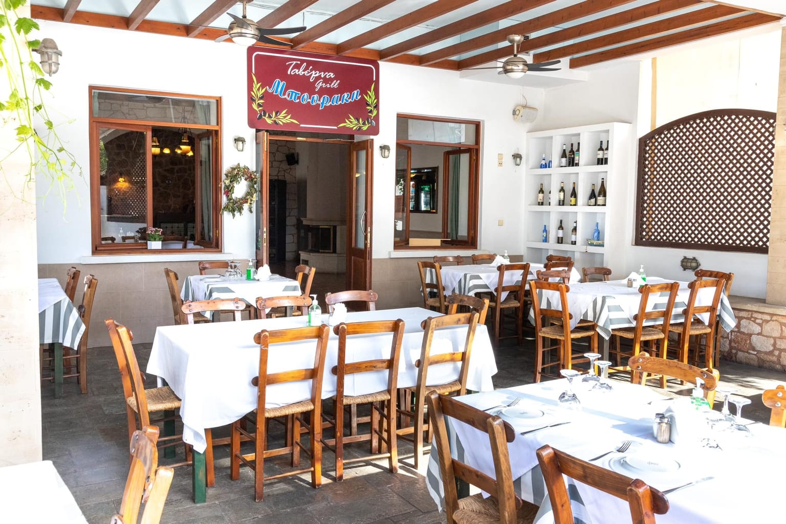 Taverna Bourakis: Authentic cretan cuisine in Kounoupidiana