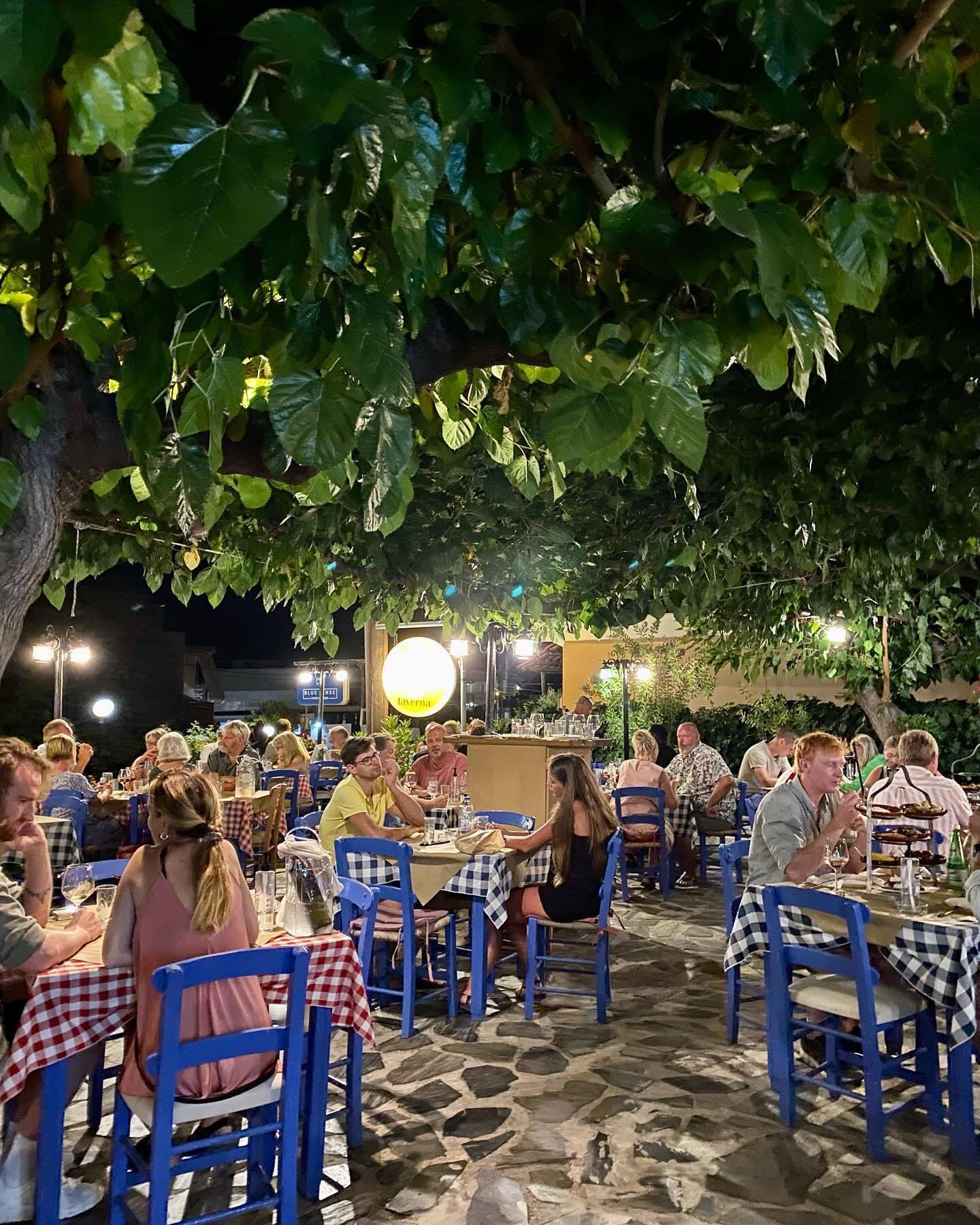 Taverna Dimitris & Sakis: Good company, meze and relaxation under the trees in Daratso