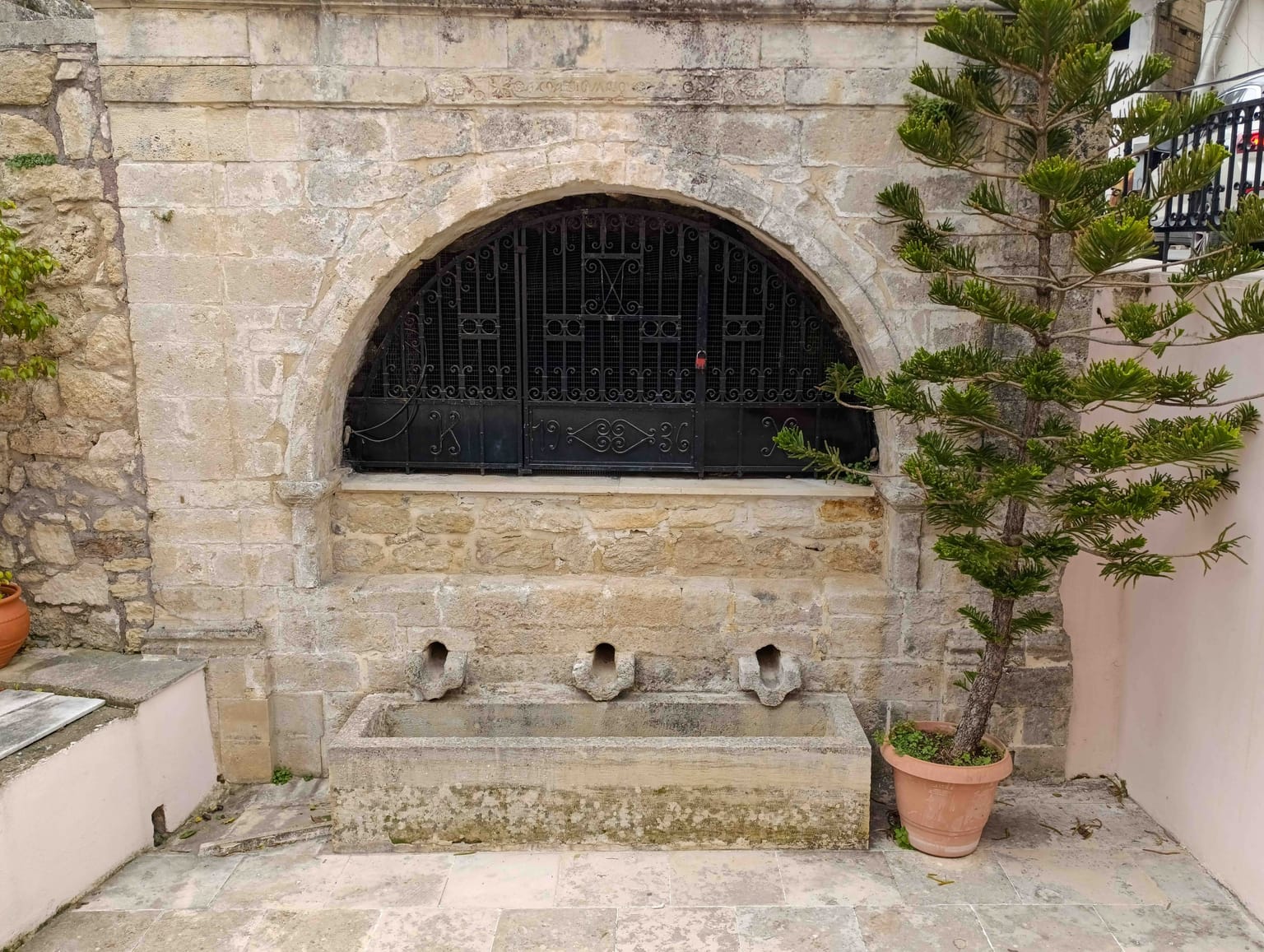 Fountain in Houdetsi