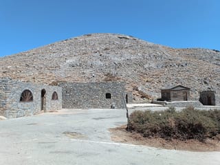 Refuge at Lakkos tou Mygerou: A Unique Spot Awaits You on Psiloritis!