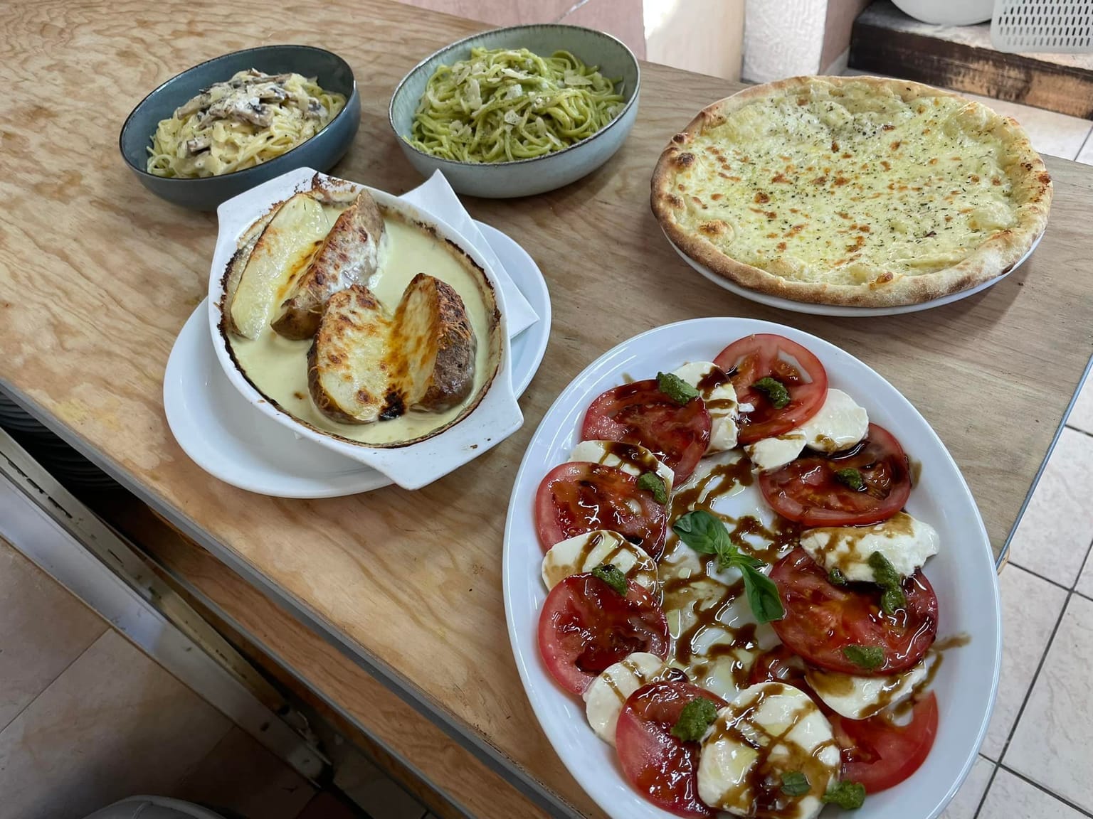 Oregano's Pizza Restaurant: Authentic italian flavours baked in a wood-fired oven in Daratsos