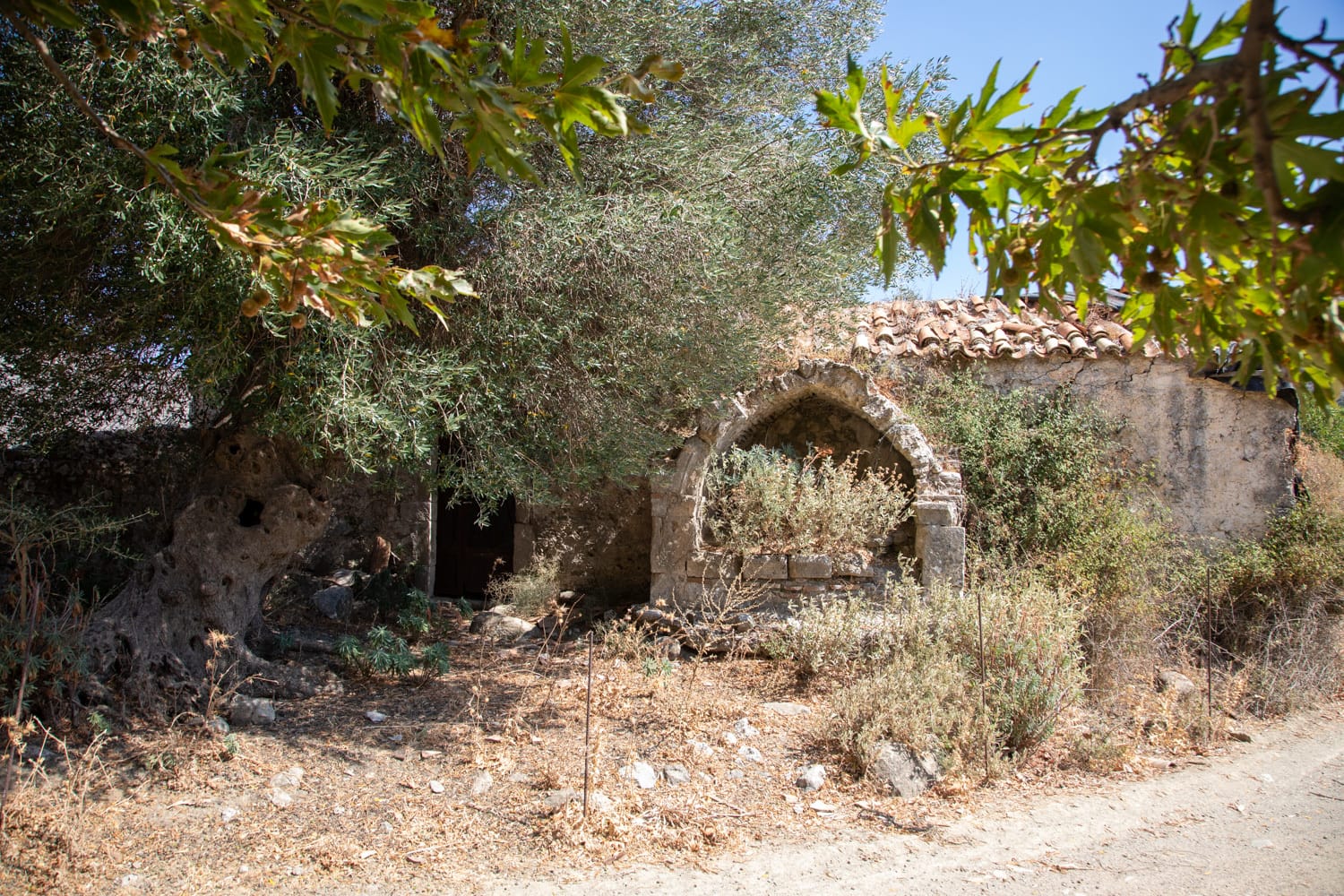 Σμιλές: Ένα εγκαταλελειμμένο χωριό με φαράγγι και γεφύρι