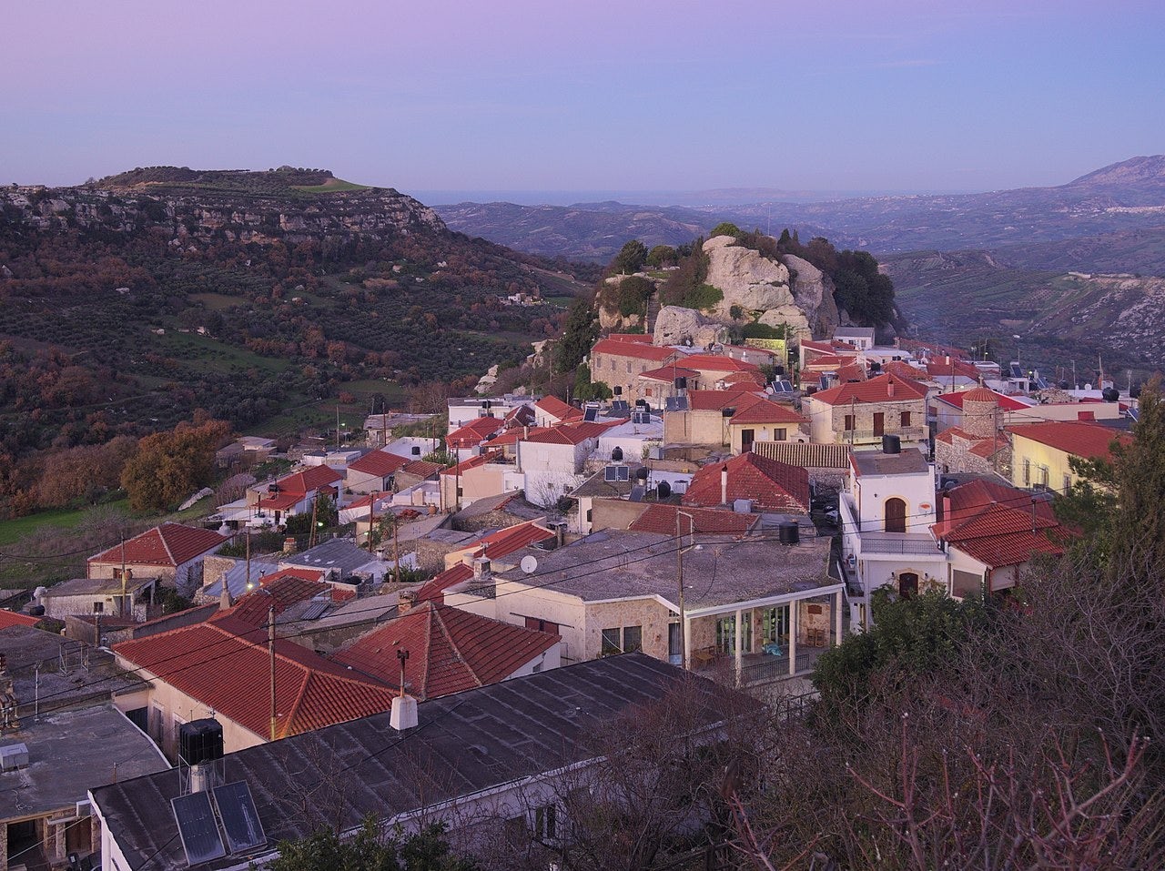 Agios Thomas: A Village Perched on Steep Cliffs