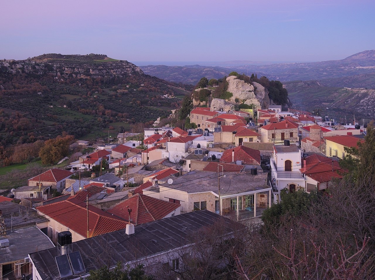 Agios Thomas: A Village Perched on Steep Cliffs