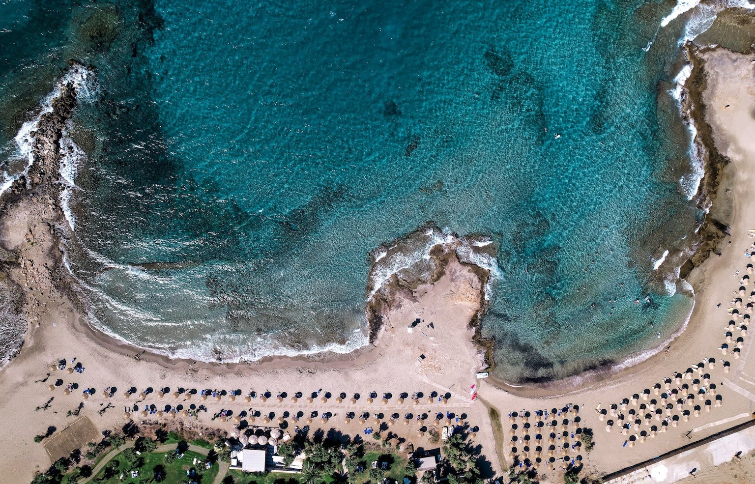 Παραλία Μαλίων: για τους λάτρεις της πολυκοσμίας και των θαλάσσιων σπορ