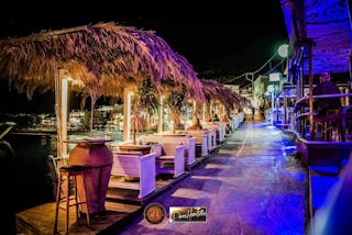 Marinero Bar: Sip Drinks with a View of Matala's Caves