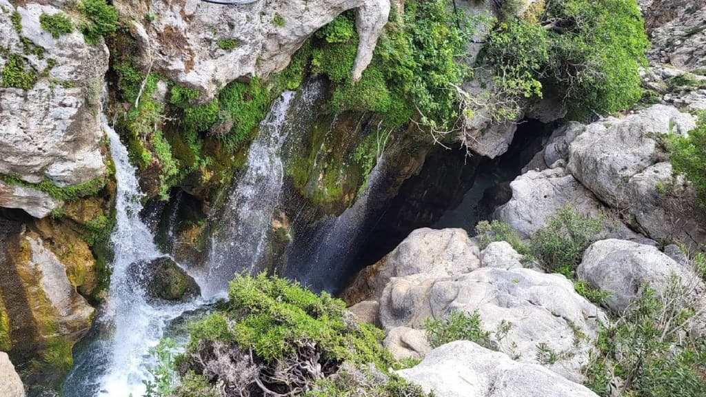 Hiking on Mount Kouroupa